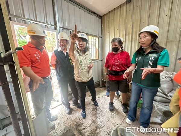 ▲台南市修繕志工於柳營區協助重建老屋牆面與樓地板，展現團隊默契與熱忱。（記者林東良翻攝，下同）