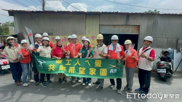 ▲台南市修繕志工於柳營區協助重建老屋牆面與樓地板，展現團隊默契與熱忱。（記者林東良翻攝，下同）