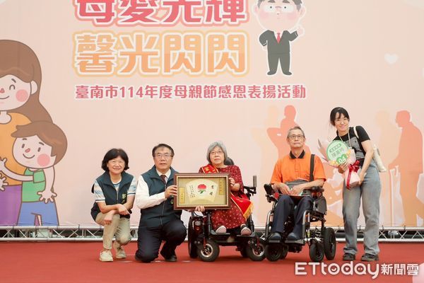 ▲台南市永華市政中心舉行母親節表揚活動，市長黃偉哲與100歲慈暉媽媽吳王連照女士一同參與感恩儀式。（記者林東良翻攝，下同）