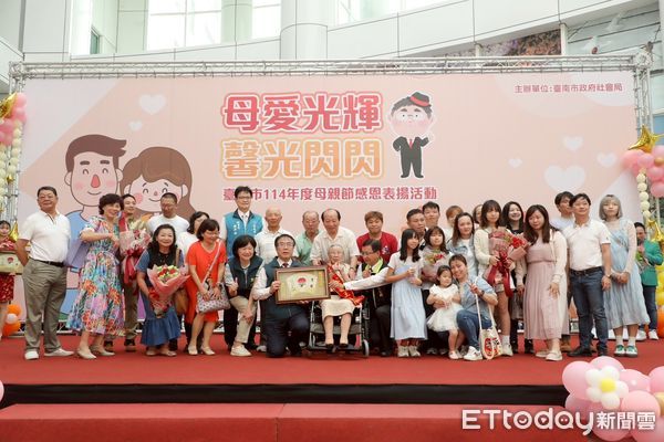 ▲台南市永華市政中心舉行母親節表揚活動，市長黃偉哲與100歲慈暉媽媽吳王連照女士一同參與感恩儀式。（記者林東良翻攝，下同）