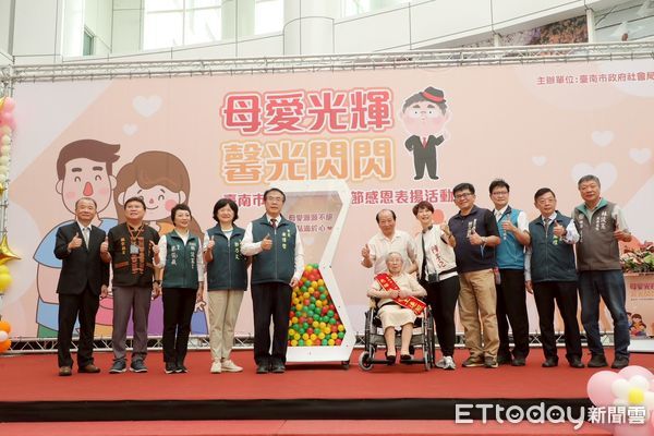 ▲台南市永華市政中心舉行母親節表揚活動，市長黃偉哲與100歲慈暉媽媽吳王連照女士一同參與感恩儀式。（記者林東良翻攝，下同）
