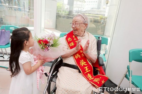 ▲台南市永華市政中心舉行母親節表揚活動，市長黃偉哲與100歲慈暉媽媽吳王連照女士一同參與感恩儀式。（記者林東良翻攝，下同）