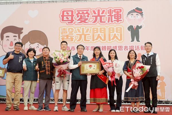 ▲台南市永華市政中心舉行母親節表揚活動，市長黃偉哲與100歲慈暉媽媽吳王連照女士一同參與感恩儀式。（記者林東良翻攝，下同）