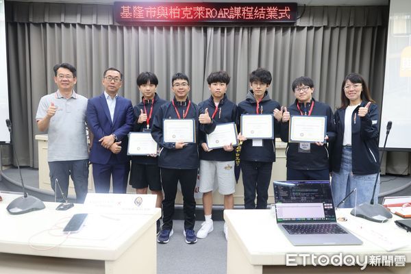 ▲柏克萊教授親授基隆學子。（圖／記者郭世賢翻攝）