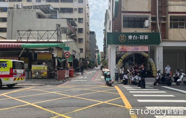 ▲2名少女被突如其來的機車嚇到，包含騎士都摔倒受傷             。（圖／記者吳奕靖翻攝）