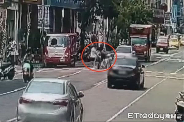 ▲2名少女被突如其來的機車嚇到，包含騎士都摔倒受傷             。（圖／記者吳奕靖翻攝）