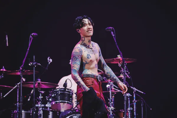 ▲▼ TRASH脫掉上衣寵粉。（圖／華納音樂提供）