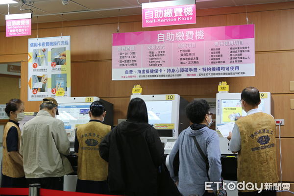 ▲▼花蓮慈院無障礙空間服務再升級，特別引進了輪椅友善自助繳費機。（圖／慈濟醫學中心提供，下同）