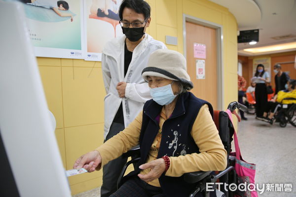 ▲▼花蓮慈院無障礙空間服務再升級，特別引進了輪椅友善自助繳費機。（圖／慈濟醫學中心提供，下同）