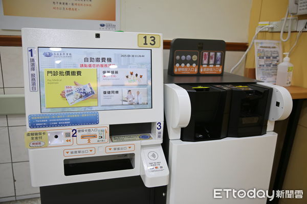 ▲▼花蓮慈院無障礙空間服務再升級，特別引進了輪椅友善自助繳費機。（圖／慈濟醫學中心提供，下同）