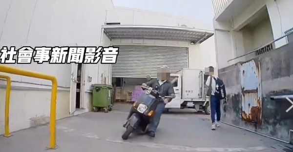 ▲▼中山工商校安人員追車。（圖／翻攝自社會事新聞影音）