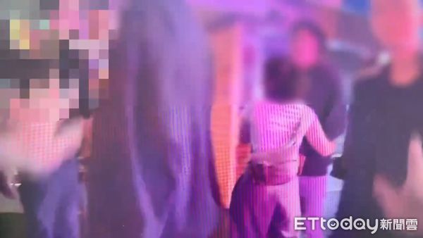 ▲周男等人凌晨在北市忠孝東路Mirror酒吧內持刀砍人遭警方逮捕。（圖／記者張君豪翻攝）