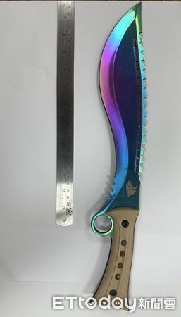 ▲周男等人凌晨在北市忠孝東路Mirror酒吧內持刀砍人遭警方逮捕。（圖／記者張君豪翻攝）