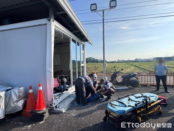 ▲▼ 高雄重機騎士出事了！練車撞爛駕訓班鐵皮屋&hellip;全身傷送醫 。（圖／記者賴文萱翻攝）