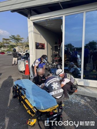 ▲▼ 高雄重機騎士出事了！練車撞爛駕訓班鐵皮屋&hellip;全身傷送醫 。（圖／記者賴文萱翻攝）