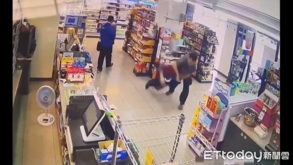 ▲▼宜蘭礁溪分局員警在超商，「大外割」壓制詐團車手。（圖／記者游芳男翻攝，下同）