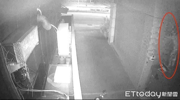 ▲▼詹男爬氣窗潛入住家行竊，警方起獲犯案工具、贓款，還有自製的養樂多瓶安非他命吸食器             。（圖／記者陳以昇翻攝）