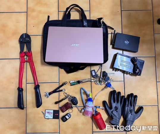 ▲▼詹男爬氣窗潛入住家行竊，警方起獲犯案工具、贓款，還有自製的養樂多瓶安非他命吸食器             。（圖／記者陳以昇翻攝）