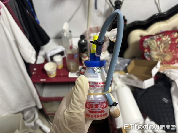 ▲▼詹男爬氣窗潛入住家行竊，警方起獲犯案工具、贓款，還有自製的養樂多瓶安非他命吸食器             。（圖／記者陳以昇翻攝）