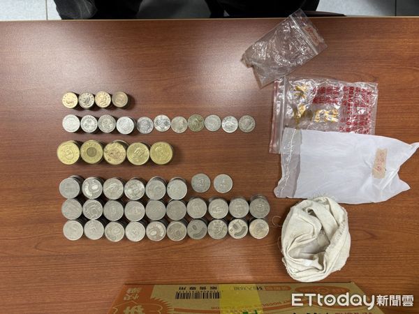 ▲▼詹男爬氣窗潛入住家行竊，警方起獲犯案工具、贓款，還有自製的養樂多瓶安非他命吸食器             。（圖／記者陳以昇翻攝）