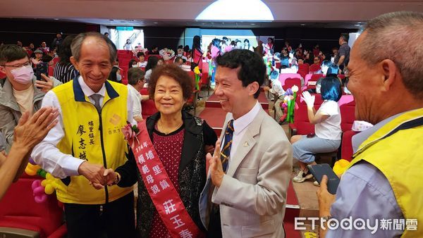 ▲埔里鎮公所表揚模範母親，安排優雅走秀展現資深人母光采，圖為莊玉春。（圖／埔里鎮公所提供，下同）