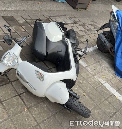 ▲▼拖吊業者掛在違規車輛右側輔助輪脫落，差點波及行經騎士，最後撞倒路旁的白色機車造成毀損             。（圖／記者陳以昇翻攝）