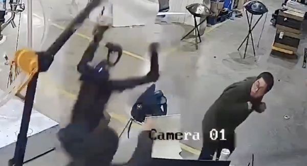 ▲▼中國「機器人之光」失控暴走！瘋狂揮拳追打工程師。（圖／翻攝微博）
