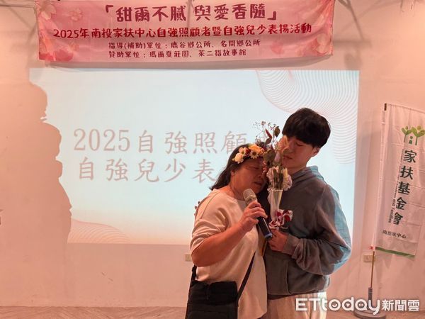 ▲邢紅霞的兒子也到場給予母親支持。（圖／南投家扶中心提供）
