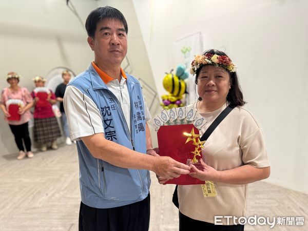▲邢紅霞獲南投家扶中心自強照顧者表揚。（圖／南投家扶中心提供，下同）