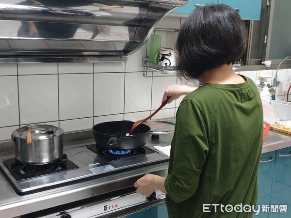 ▲居家認知訓練之學習新的烹飪技能。（圖／台中榮總埔里分院提供，下同）