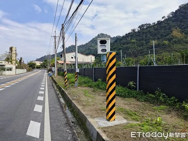 ▲南投警方於竹山鎮臺3丙線4.7公里處設置固定測速桿。（圖／記者高堂堯翻攝，下同）