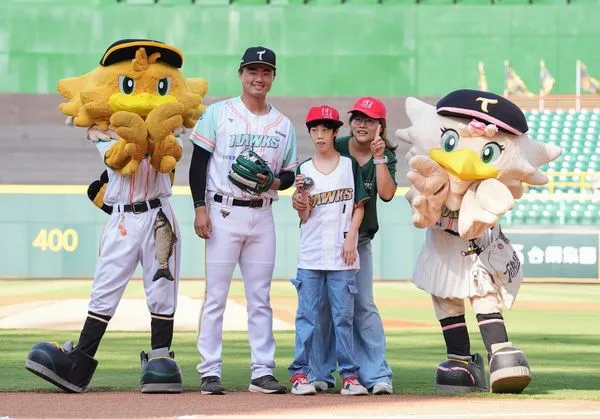 ▲台鋼雄鷹邀請高雄在地身障兒童棒球隊「希望小太陽」來到澄清湖球場觀賽。（圖／台鋼雄鷹提供）