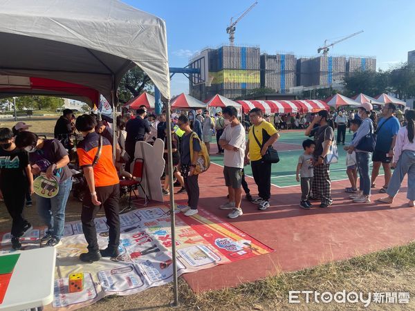 ▲台南東區莊敬里母親節健康闖關活動，消防局宣導住宅火警防範觀念，吸引大小朋友熱情參與。（記者林東良翻攝，下同）