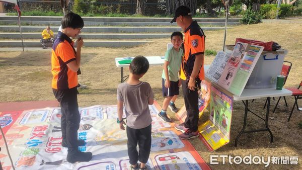 ▲台南東區莊敬里母親節健康闖關活動，消防局宣導住宅火警防範觀念，吸引大小朋友熱情參與。（記者林東良翻攝，下同）