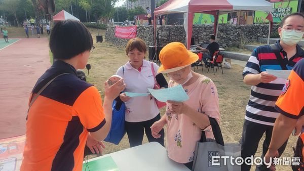 ▲台南東區莊敬里母親節健康闖關活動，消防局宣導住宅火警防範觀念，吸引大小朋友熱情參與。（記者林東良翻攝，下同）
