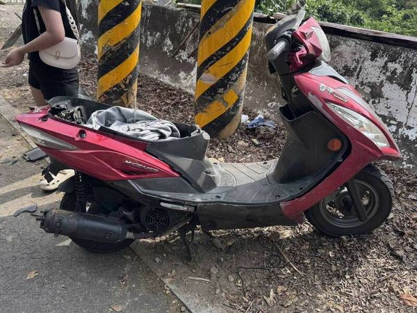 ▲139縣道16歲少年無照自摔。（圖／警方提供）