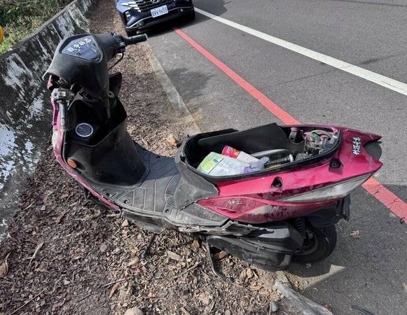 ▲139縣道16歲少年無照自摔。（圖／警方提供）