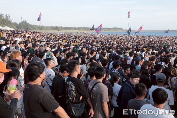 ▲台南市長黃偉哲走逛漁光島生活節市集，與民眾互動共度愉快週末時光。（記者林東良翻攝，下同）