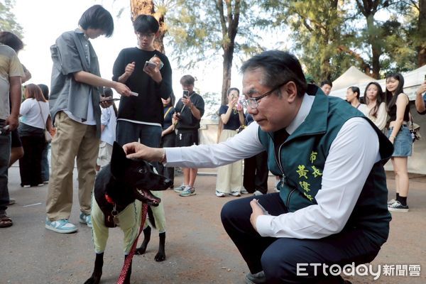 ▲台南市長黃偉哲走逛漁光島生活節市集，與民眾互動共度愉快週末時光。（記者林東良翻攝，下同）