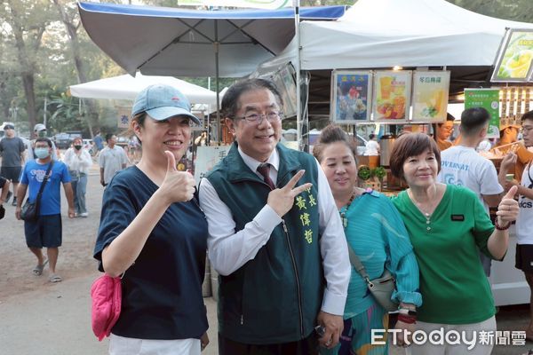▲台南市長黃偉哲走逛漁光島生活節市集，與民眾互動共度愉快週末時光。（記者林東良翻攝，下同）