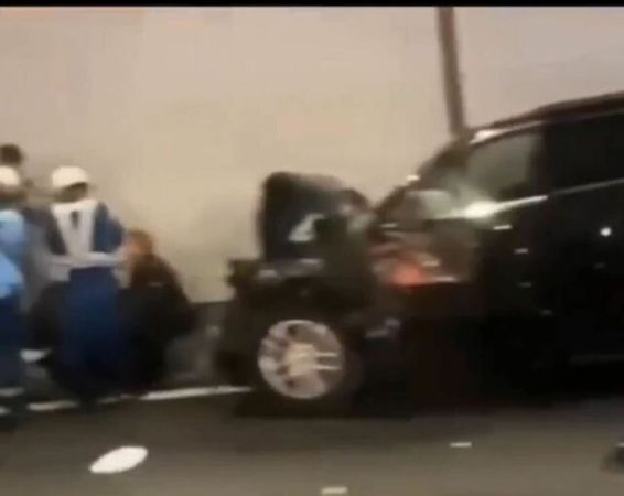 ▲日網瘋傳廣末涼子車禍後畫面，人坐在路邊地上。（圖／翻攝自X）