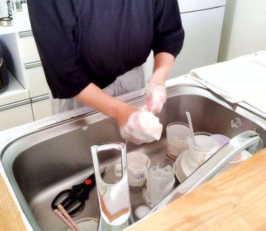 張女洗碗時被女婿惡意用身體衝撞，導致她受傷就醫。（示意圖，photoAC）