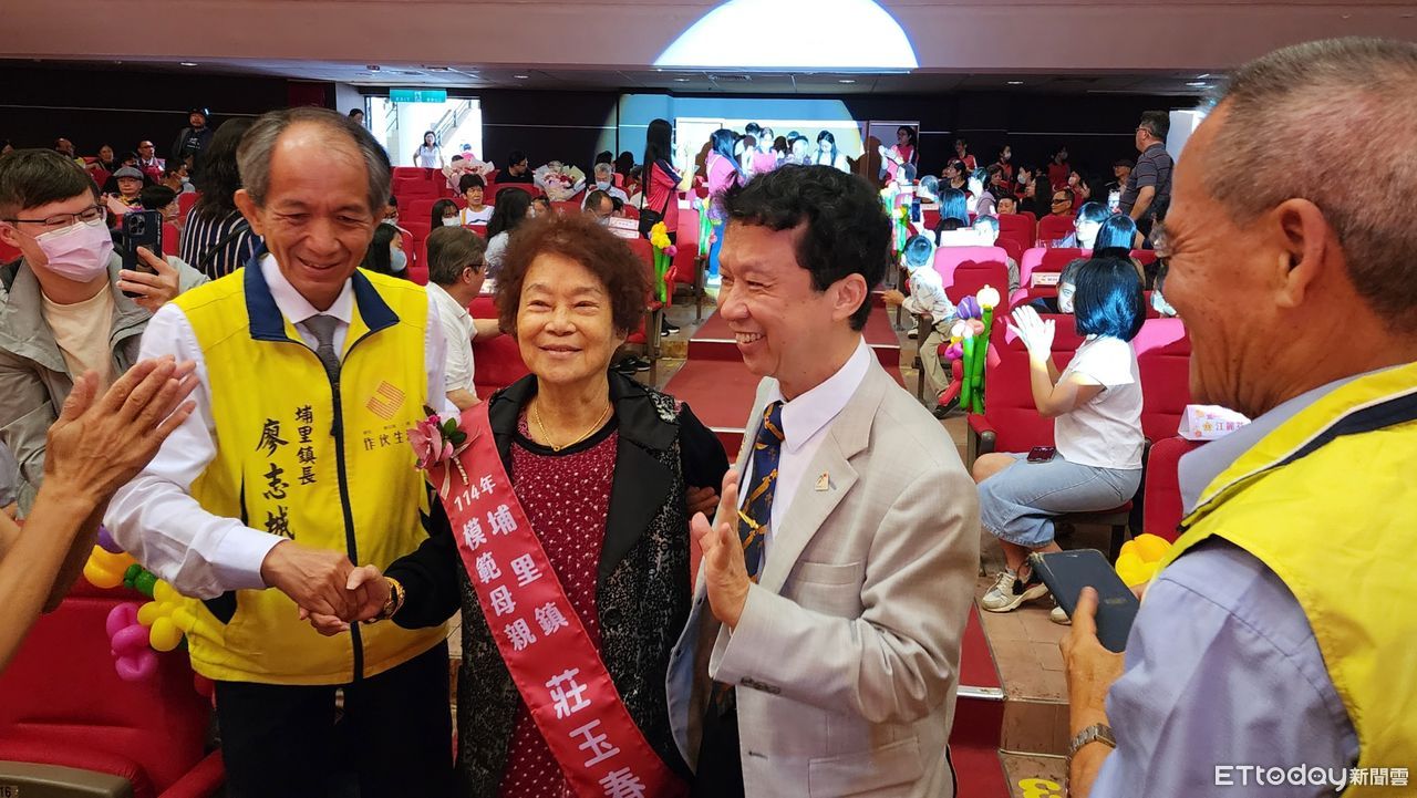 埔里鎮表揚33模範母親　按習俗贈素豬腳饅頭祝勇健長壽　