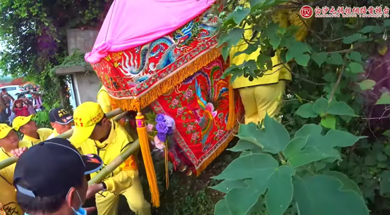 ▲白沙屯媽祖突然進入草叢爬坡，令不少信眾相當震驚。（圖／翻攝自YouTube／白沙屯媽祖網路電視台）