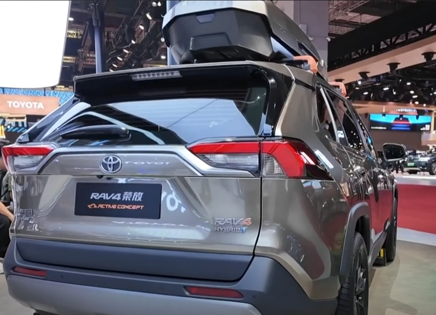 ▲TOYOTA RAV4換上一身勁裝！展現主打戶外休閒風。（圖／翻攝自Youtube@Garage Car）