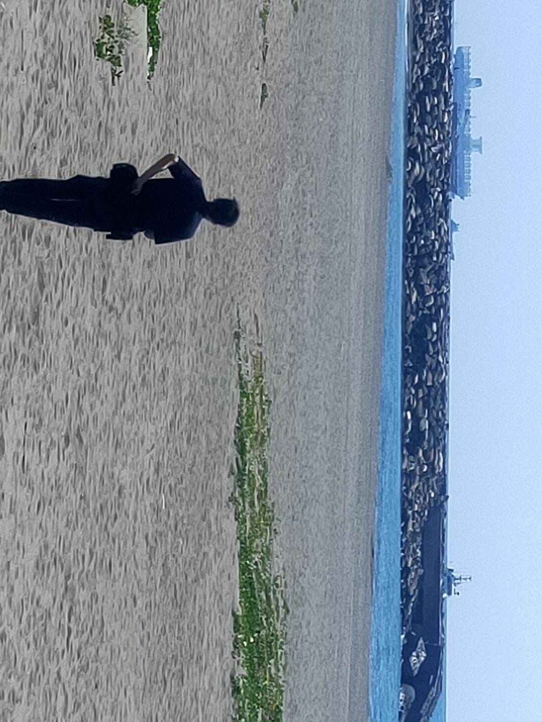 ▲▼釣具、冰桶留岸上！高雄男旗津海釣疑落海失聯　海空同步搜救中。（圖／記者賴文萱翻攝）