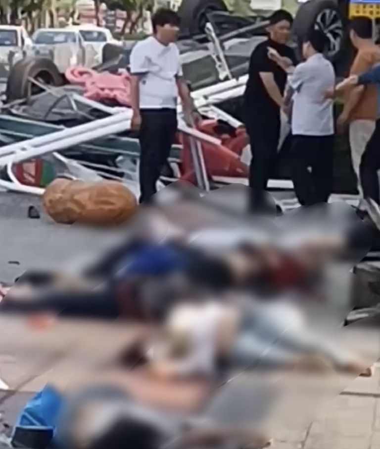 ▲陸網傳滕州交通事故現場慘不忍睹。（圖／翻攝微博）