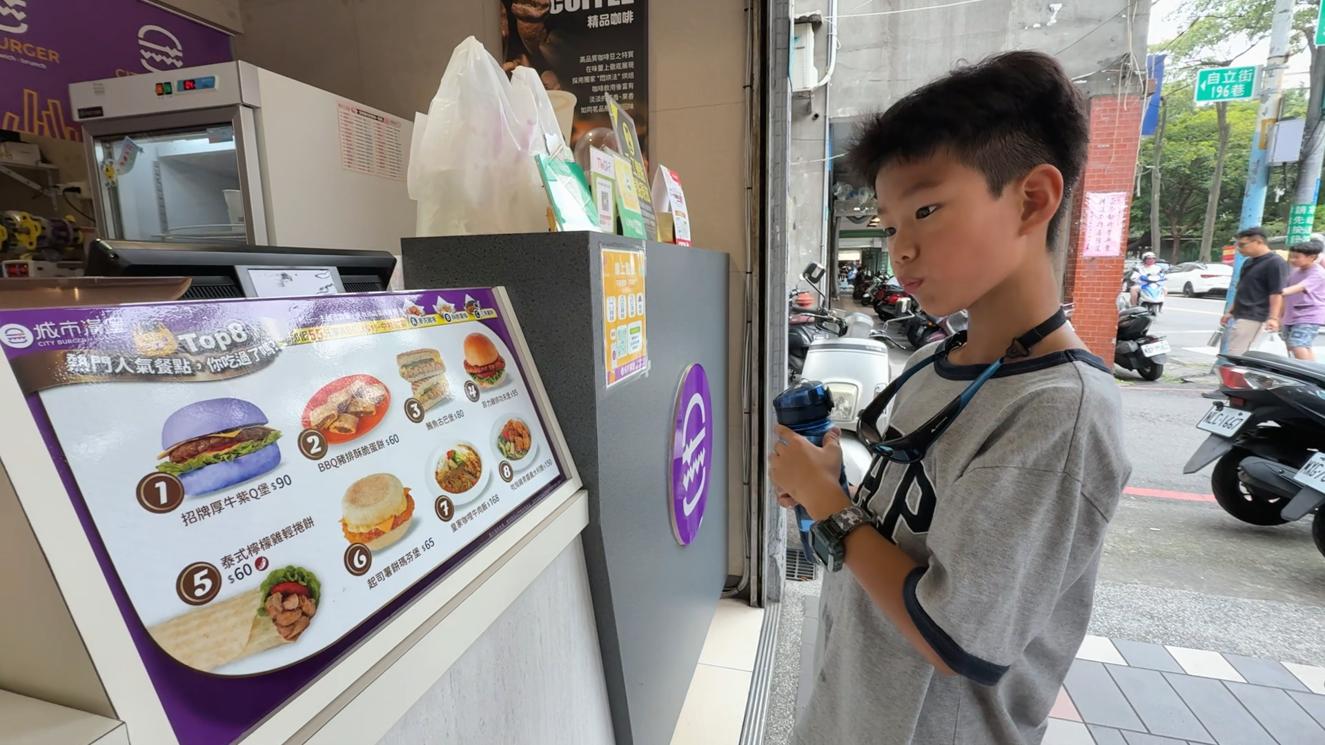 ▲▼奇異果早餐蔬果,學童吃外食早餐,吃奇異果。（圖／記者姜國輝攝）