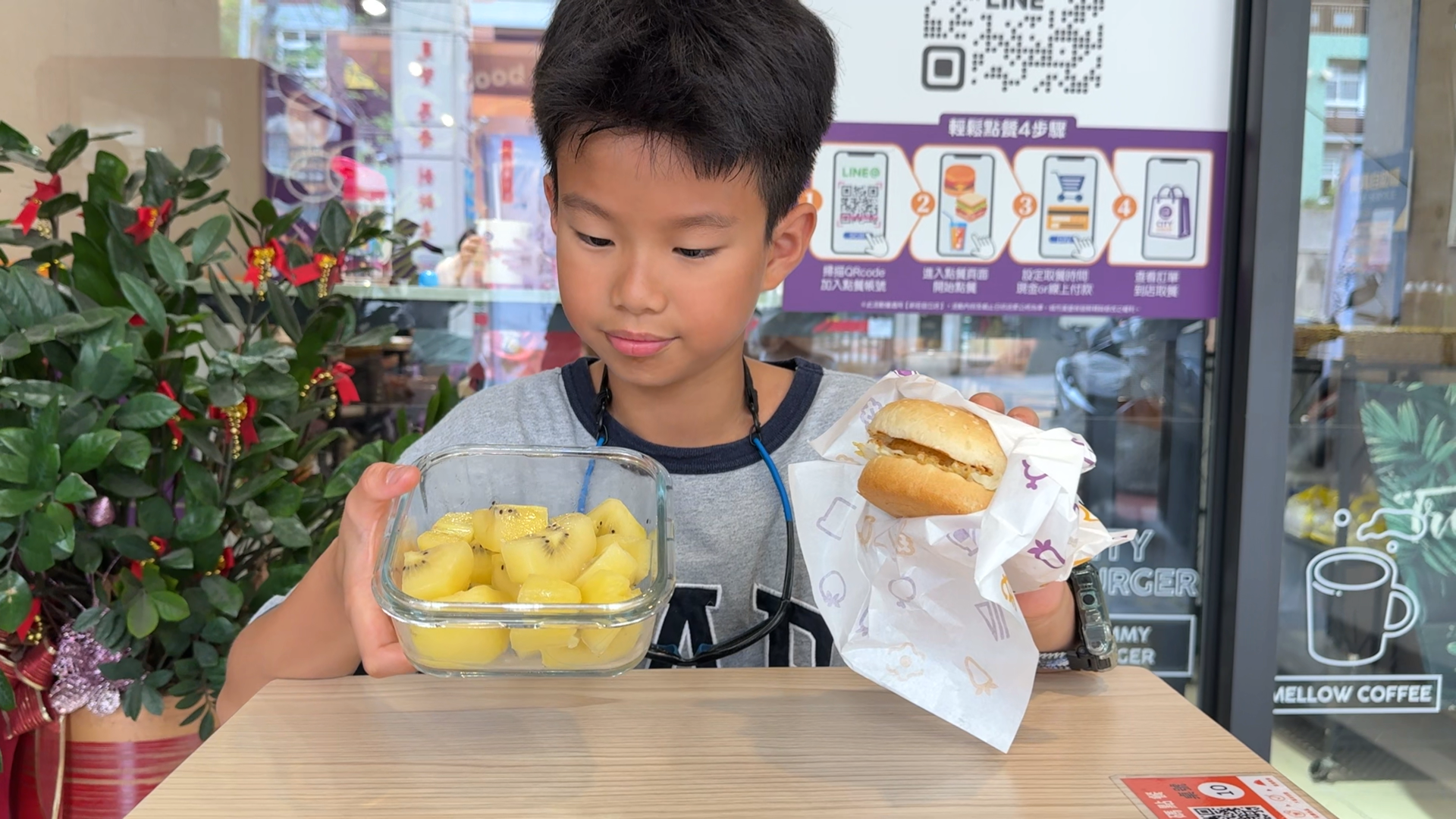 ▲▼奇異果早餐蔬果,學童吃外食早餐,吃奇異果。（圖／記者姜國輝攝）