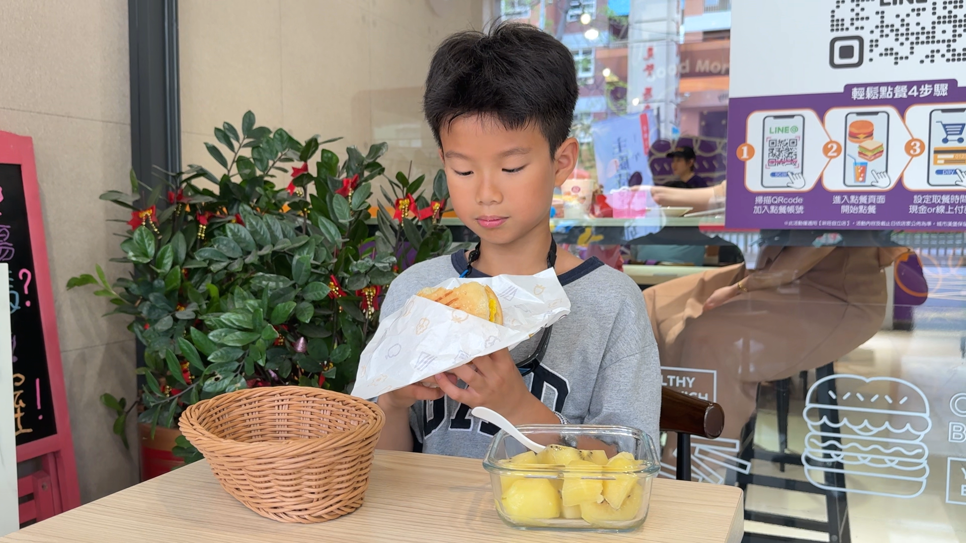 ▲▼奇異果早餐蔬果,學童吃外食早餐,吃奇異果。（圖／記者姜國輝攝）